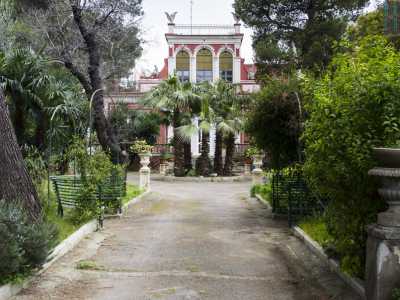 L�ottocentesca villa Macchitella costruita su progetto dell�architetto Carabellese. La zona centrale � formata da tre archi che sono stati coperti da vetrate in stile liberty. Al di sopra delle arcate svettano ai lati due statue raffiguranti altrettanti aquile. Alla struttura si accede dopo aver attraversato un elegante viale 